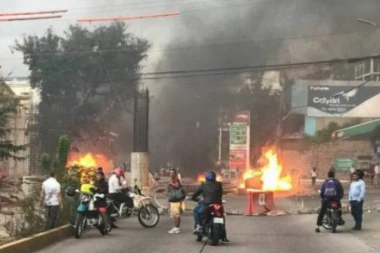 (VIDEO) NEREDI, PLJAČKE, PANIKA: Više niko nije siguran!
