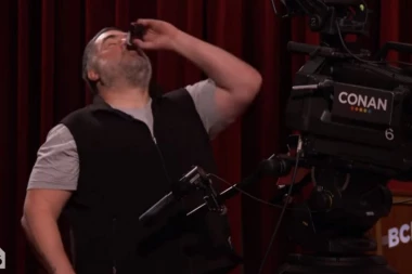 (VIDEO) OD SAMOUBISTVA NAPRAVILI ŠOU: AMERI ISMEJAVALI PRALJKOV SLUČAJ