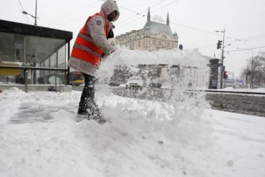 BEOGRAD NA VISINI ZADATKA: Bačeno 571 tona soli; 200 radnika "Beograd puta" na pozicijama!