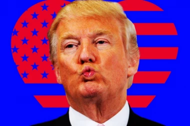 (VIDEO) SKANDAL! Tramp vrši nuždu nasred Trafalgar skvera?!