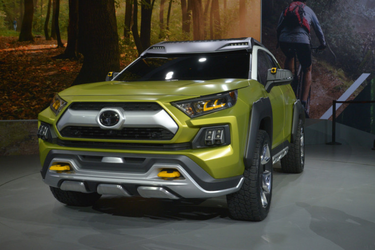 Japanski proizvođač pad prodaje u SAD pokušava da nadomesti širenjem ponude SUV i krosover vozila. Koncept tojota FT-AC po dimenzijama odgovara modelu RAV4 ali je od njega atraktivniji.