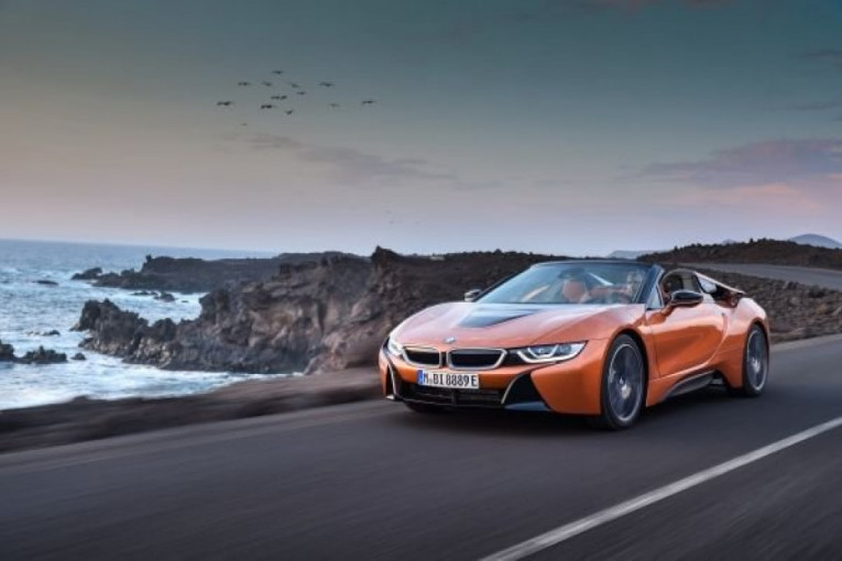 Više snage, više kilometara više sunca. Ovo bi ukratko sumiralo novi BMW i8 kabrio. Motori su benzinac od 228 KS i elektromotor od 141 KS. Samo na baterije može da pređe oko 30 km.