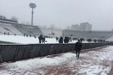 Sneg iznenadio i crno-bele: Odložen početak derbija kola!