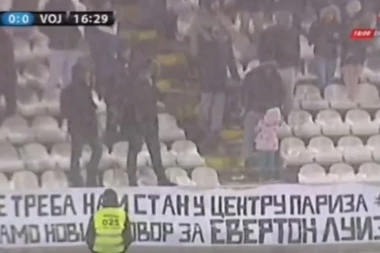 (VIDEO) NAVIJAČI TRAŽE DA EVERTON OSTANE: Evo šta su Grobari poručili čelnicima Partizana