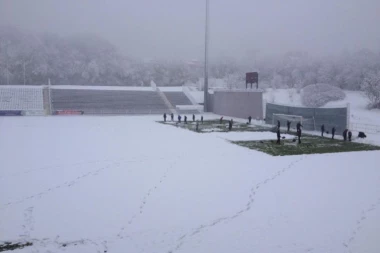 NEMA FUDBALA NA BANOVOM BRDU: Sneg odložio i utakmicu Čukarički - Zemun