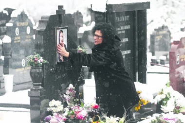 Ksenijinog 40. rođendana se  setila samo njena majka! NIKO OD PRIJATELJA NIJE POSETIO PEVAČICIN GROB