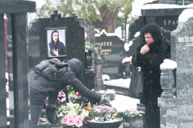 (VIDEO) Ksenijin grob oskrnavljen! Ukradena pevačicina fotografija!