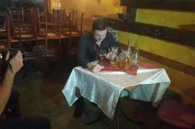 Domić u kafani leči tugu: DRAGI PIJE ZBOG NADICE