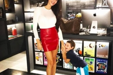 (FOTO) Prelepa Albanka ostavila reprezentativca Švajcarske