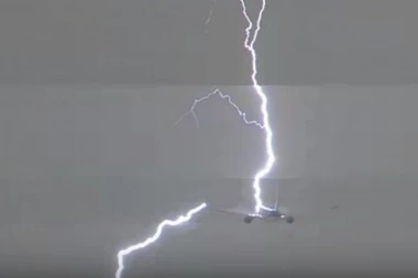 Jeziva nesreća: Crnogorski avion udario grom, hitno sleteli na beogradski aerodrom!