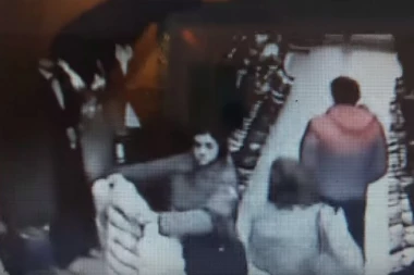(VIDEO) BRUKA I SRAMOTA: Policajka ukrala jaknu u tržnom centru?!