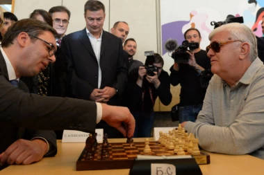 ŠAH-MAT SINIŠA: Mali najbolji gradonačelnik, AL' NE ZNA DA IGRA