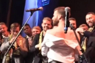 (VIDEO) NORVEŠKI FUDBALER ŠOKIRAO SVET: Skinuo se go i trofej stavio na međunožje!