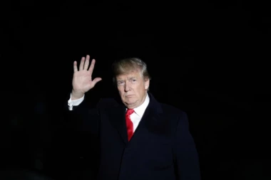 ANGAŽOVANI ŠPIJUNI I PROSTITUTKE: Otkriveno čime su se služili Trampovi saradnici da bi pobedio!