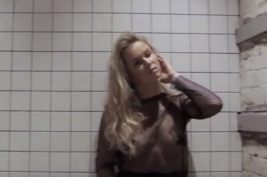 (VIDEO) SEKSI I VRELA: Skinula se jedna od najboljih teniserki sveta