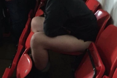 Našika se, pa pravi haos: NAVIJAČ SANDERLENDA GLEDAO UTAKMICU SKROZ GO