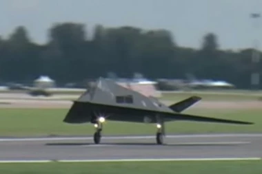 (VIDEO) Američka fabrika smrti zaradila milijarde ubijajući civile: Sada su se pohvalili BOMBARDOVANJEM SRBIJE!