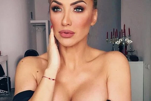 (FOTO) DOK SU DRUGE KOLEGE U DUGOVIMA, PEVAČICA NOSI SAT KOJI KOŠTA KAO STAN U BEOGRADU! Poznata i tačna CIFRA!