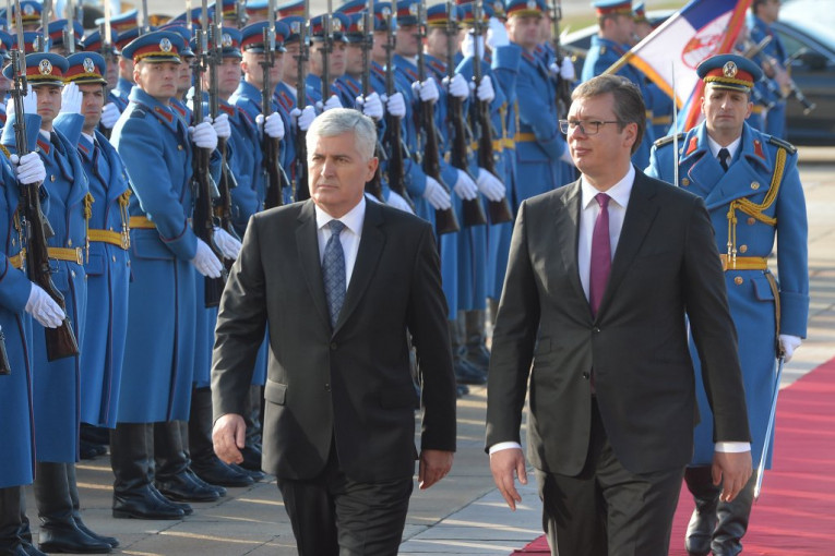 Vučić dočekao članove Predsedništva BiH ispred Palate Srbija
