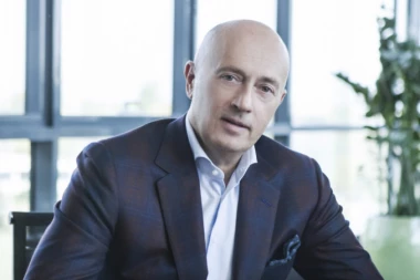 Kostić deli poklone ugroženoj deci