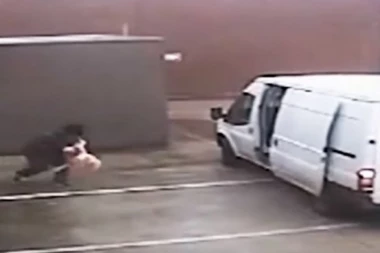 (VIDEO) OVAJ UMIRE ZA SEKSOM: Filmskom akcijom obio radnju i UKRAO LUTKU od 2.800 evra!