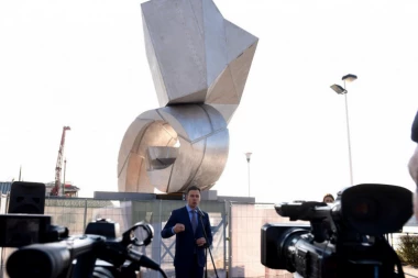 SINIŠA MALI: Skulptura „Odande–dovde” - nova međunarodna kulturna atrakcija