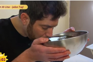 (VIDEO) Ako ovaj momak ne popije 20 litara tečnosti dnevno - UMREĆE!