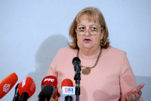 (FOTO) Zar se ovako zastupaju stavovi građana? Vjerica Radeta ZAKUNTALA na sednici u skupštini Srbije