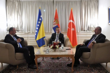 ŠEFOVI O SARADNJI I TRGOVINI: Dačić, Čavušoglu i Crnadak u Beogradu