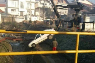 ZABORAVIO DA POVUČE RUČNU: Vranjanac parkirao automobil, a on završio u reci
