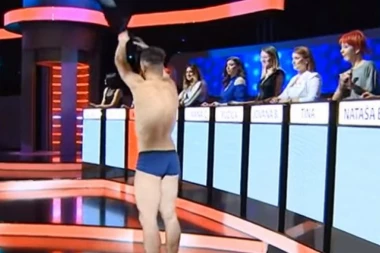 "IZVEDI ME": Dečko se SKINUO pred 30 devojaka!