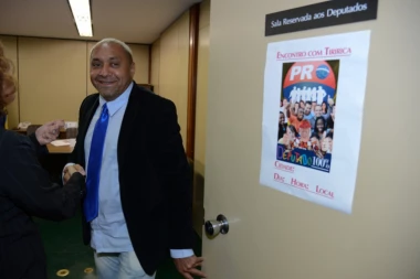 PROFESIONALNI KLOVN: Neću više da budem poslanik, STIDIM SE TOGA!