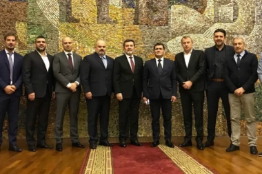 (FOTO) JEVTIĆ PRIMIO PLAKETU: Održan godišnji skup Kluba prijatelja RK "Partizan" u Moskvi