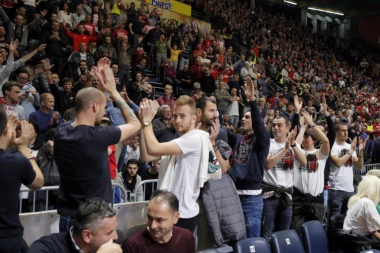 (VIDEO, FOTO) GRMLJAVINA U PIONIRU: Fudbaleri Zvezde bodrili košarkaše protiv Efesa