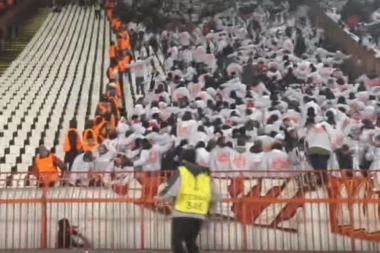 (VIDEO) Sekund je falio da huligani Kelna ostanu bez glavne zastave: Delija im se ušunjao kroz kanal, a onda je opalio kaišem po vođama Nemaca!