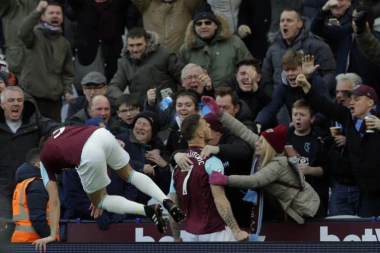 (VIDEO) SRBIN SRUŠIO ŠAMPIONA: Arnautović doneo pobedu Vest Hemu protiv Čelsija