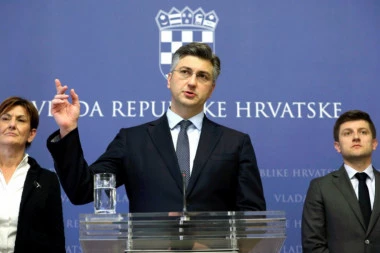 "PONAŠATE SE KAO U KRČMI": Plenković zaratio sa poslanikom oko mobilnog telefona, a onda je predsednik parlamenta ŠOKIRAO sve izjavom!