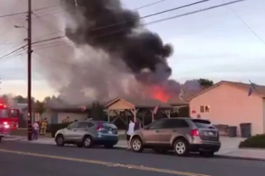 (VIDEO) DRAMATIČAN SNIMAK: Avion se zakucao u kuću, dvoje poginulo!
