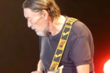 POZNATI PEVAČ SE SRUŠIO NA BINI!