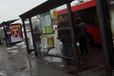 HOROR ZA ZVEZDARI: Devojčicu (10) udario autobus, prevezena hitno u bolnicu!