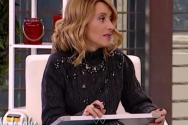 (FOTO) EKSPLICITNI KADROVI ANĐELKE PRPIĆ: Isplivala vrela fotka kako se u uzavrelom zanosu ljubi sa koleginicom u usta, GORE DRUŠTVENE MREŽE!