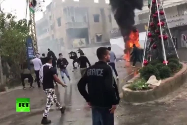 (VIDEO) HAOS KOD AMERIČKE AMBASADE: Demonstranti palili vatru, policija koristila suzavac