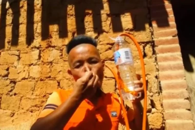 ODAKLE JE OVAJ ISPAO? Klinac pije vodu kroz uši!