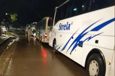 TUČA MIGRANATA U KASARNI: U pratnji policije primorani da napuste Obrenovac!