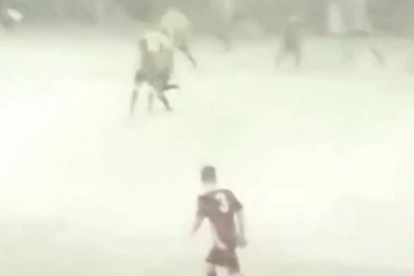 (VIDEO) ŠTA BI ĐUKIĆ REKAO NA OVO? Pogledajte po kakvom su vremenu igrali velški niželigaši