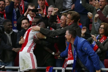 (VIDEO) Kada se sin Boba Marlija pojavi na tribinama, naravno, usledi pesma!