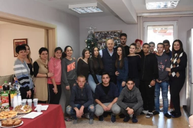 Miodrag Kostić POKLONIMA OBRADOVAO štićenike Dečjeg SOS sela kod Kraljeva