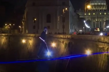 (VIDEO) POGLEDAJTE: Dramatično prelaženje reke preko konopca