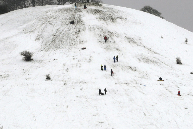 Deca u Engleskoj uživaju u velikoj količini snega