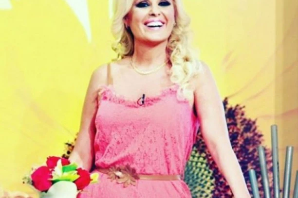 LEI KIŠ HAKOVAN  TELEFON! Voditeljka  PRETNRULA OD STRAHA  da ne iscure njene  PRIVATNE PREPISKE!